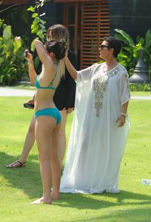 Khloé Kardashian feet photo thumbnail
