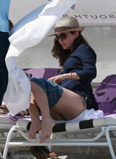 Eliza Dushku feet photo thumbnail