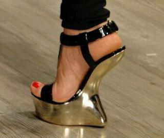 Andrea Legarreta feet photo thumbnail