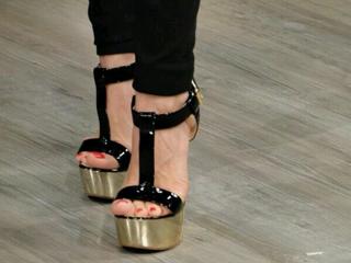 Andrea Legarreta feet photo thumbnail