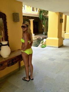 Amanda Bynes feet photo thumbnail