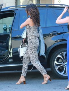 Selena Gomez feet photo thumbnail