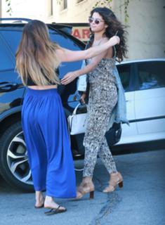 Selena Gomez feet photo thumbnail