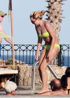 Amanda Bynes feet photo thumbnail