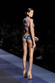 Izabel Goulart feet photo thumbnail