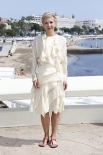 Maggie Gyllenhaal feet photo thumbnail
