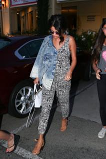 Selena Gomez feet photo thumbnail