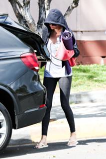 Charlize Theron feet photo thumbnail