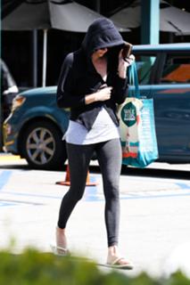 Charlize Theron feet photo thumbnail