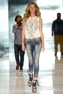 Gisele Bündchen feet photo thumbnail