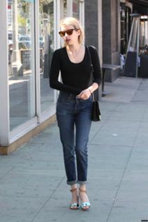 Emma Roberts feet photo thumbnail