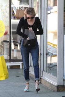 Emma Roberts feet photo thumbnail