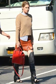Doutzen Kroes feet photo thumbnail