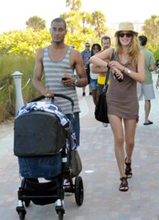 Doutzen Kroes feet photo thumbnail