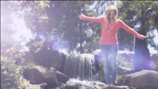 Dove Cameron feet photo thumbnail