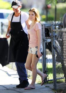 Anna Kendrick feet photo thumbnail