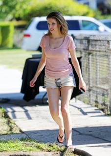 Anna Kendrick feet photo thumbnail