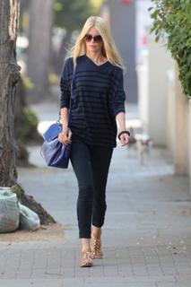Claudia Schiffer feet photo thumbnail