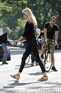 Claudia Schiffer feet photo thumbnail