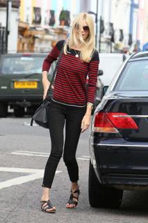Claudia Schiffer feet photo thumbnail