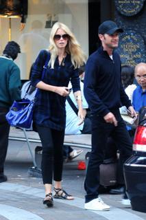 Claudia Schiffer feet photo thumbnail
