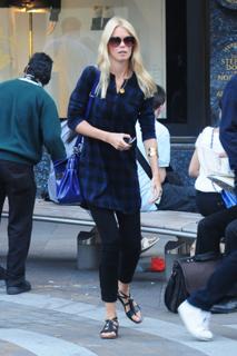 Claudia Schiffer feet photo thumbnail