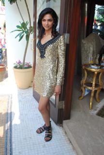 Deepika Padukone feet photo thumbnail