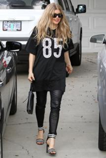 Fergie feet photo thumbnail