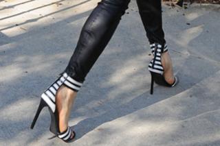 Fergie feet photo thumbnail
