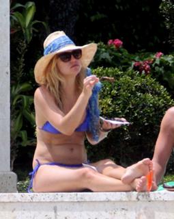 Kate Hudson feet photo thumbnail