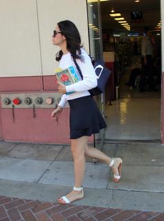 Emmy Rossum feet photo thumbnail