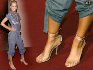 Mena Suvari feet photo thumbnail