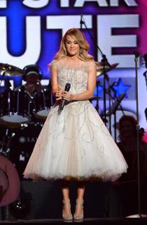 Carrie Underwood feet photo thumbnail