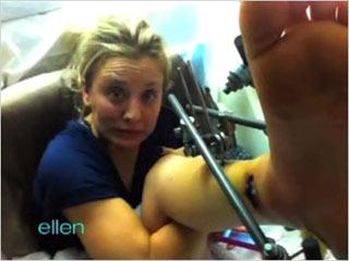 Kaley Cuoco feet photo thumbnail