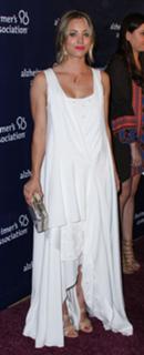 Kaley Cuoco feet photo thumbnail