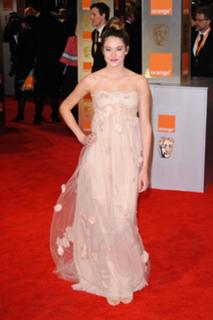 Shailene Woodley feet photo thumbnail