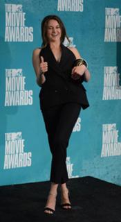Shailene Woodley feet photo thumbnail
