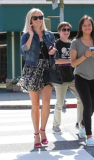 Reese Witherspoon feet photo thumbnail