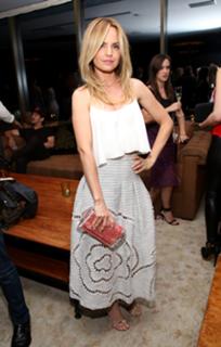 Mena Suvari feet photo thumbnail