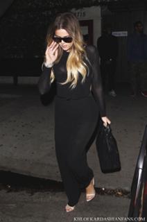 Khloé Kardashian feet photo thumbnail