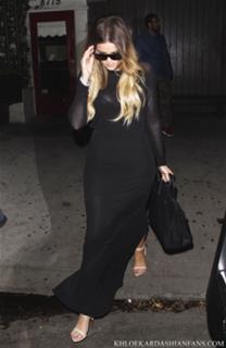 Khloé Kardashian feet photo thumbnail