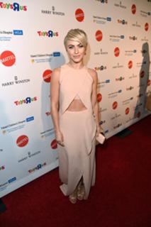 Julianne Hough feet photo thumbnail