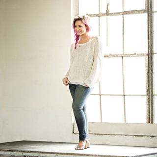 Demi Lovato feet photo thumbnail