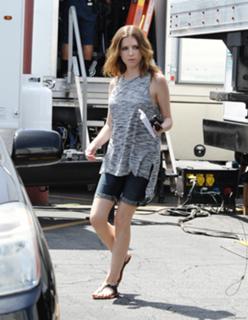 Anna Kendrick feet photo thumbnail