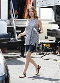 Anna Kendrick feet photo thumbnail