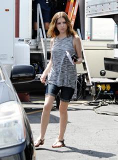 Anna Kendrick feet photo thumbnail