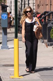 Kate Hudson feet photo thumbnail