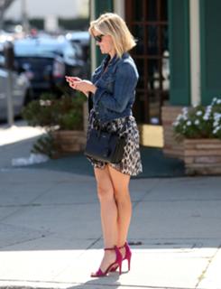Reese Witherspoon feet photo thumbnail