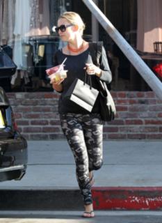 Kate Hudson feet photo thumbnail