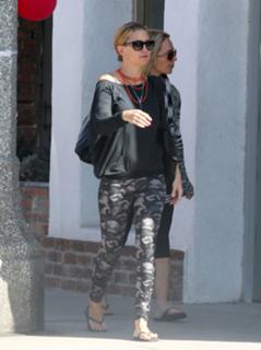 Kate Hudson feet photo thumbnail